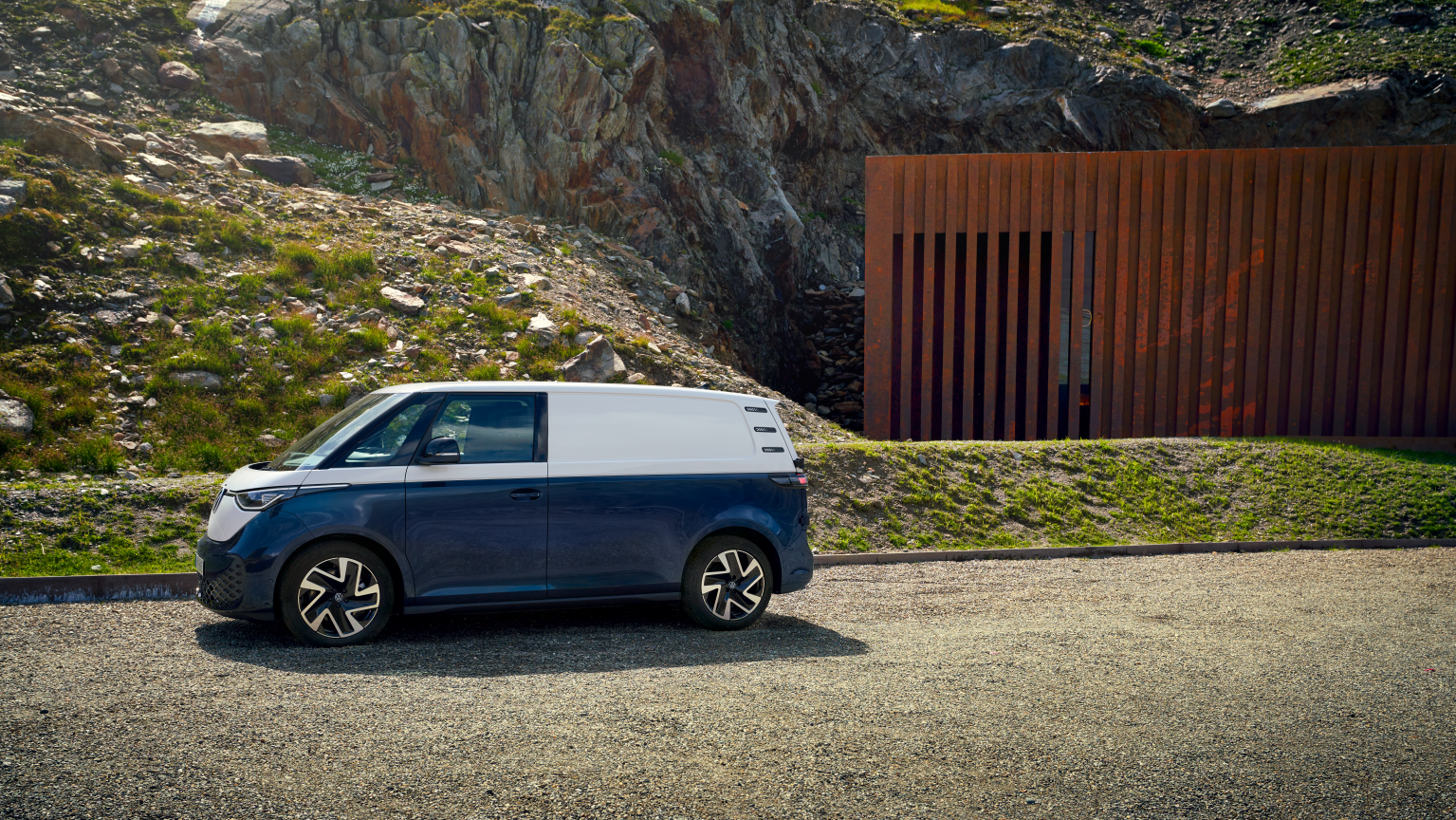 VW ID Buzz Cargo épület előtt az utcán