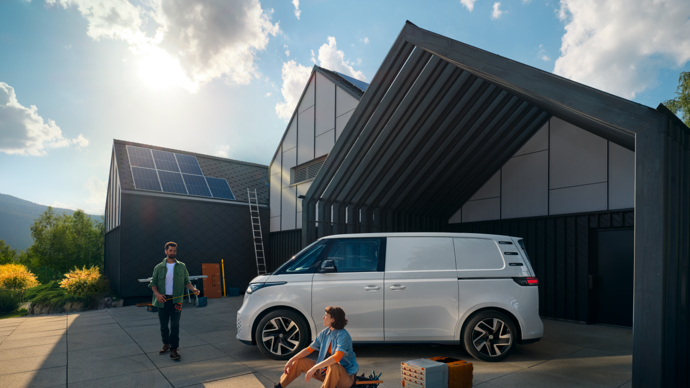 Eine Familie bewegt sich um den VW ID. Buzz