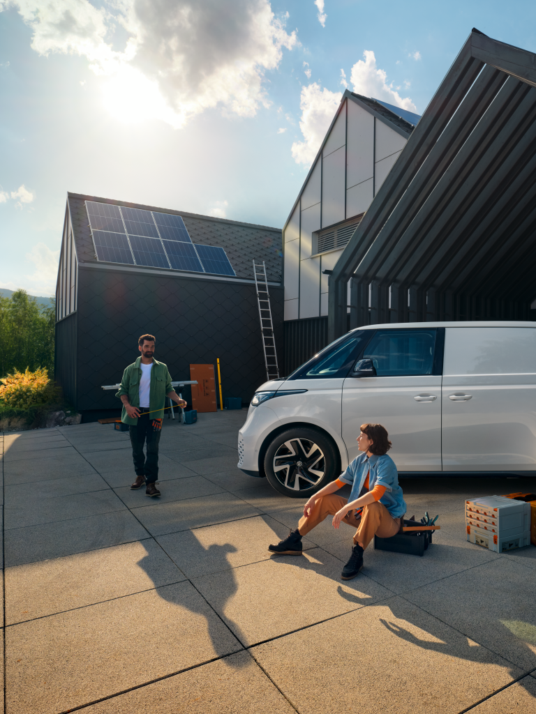 Eine Familie bewegt sich um den VW ID. Buzz