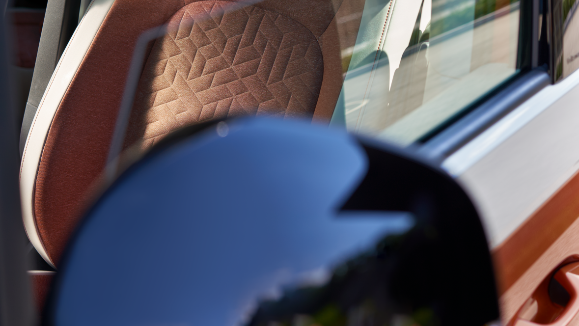 VW ID Buzz vezetőülése az ablakon keresztül