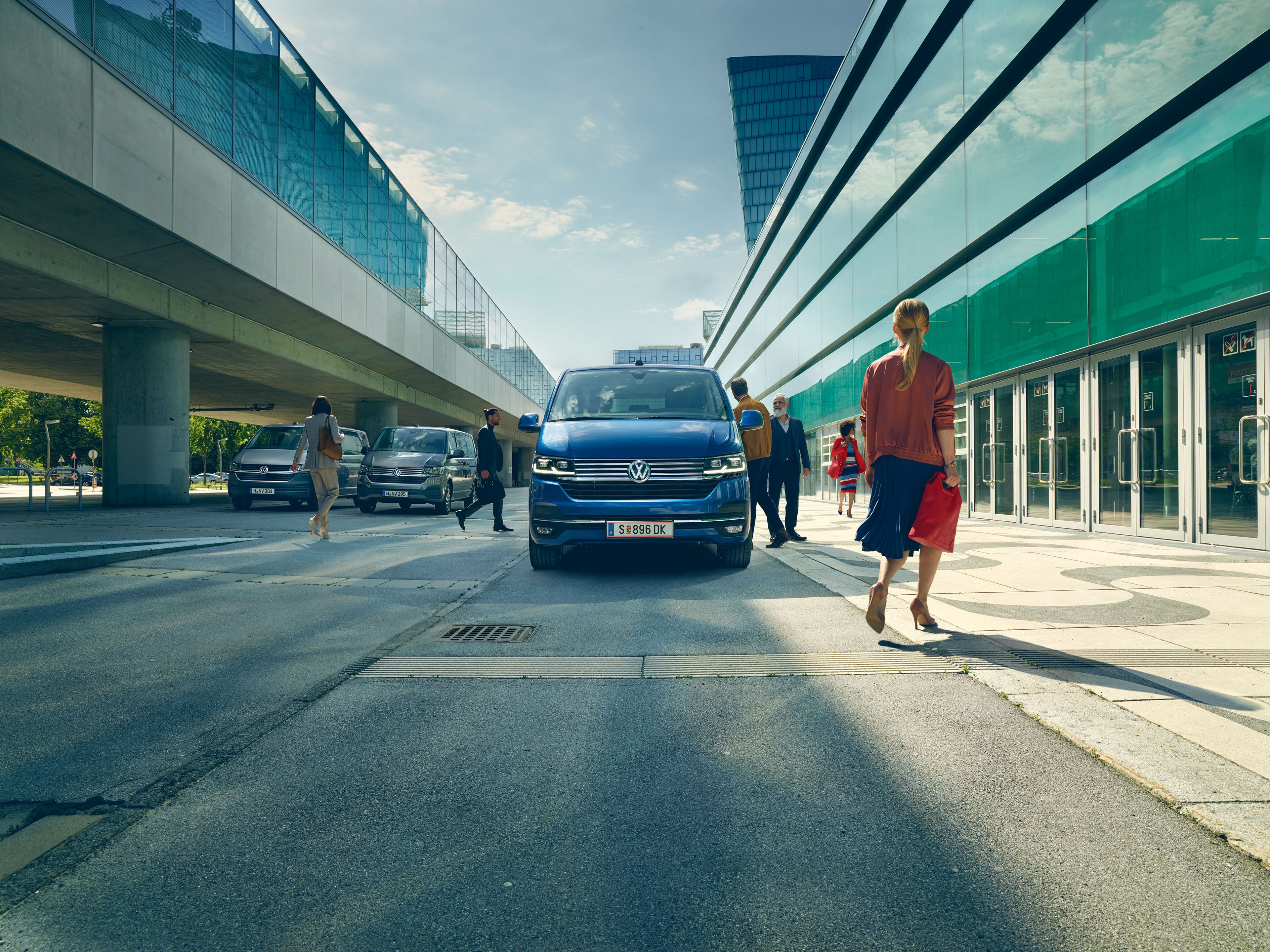 Egy férfi ül egy Caddy Kombiban és vezet.