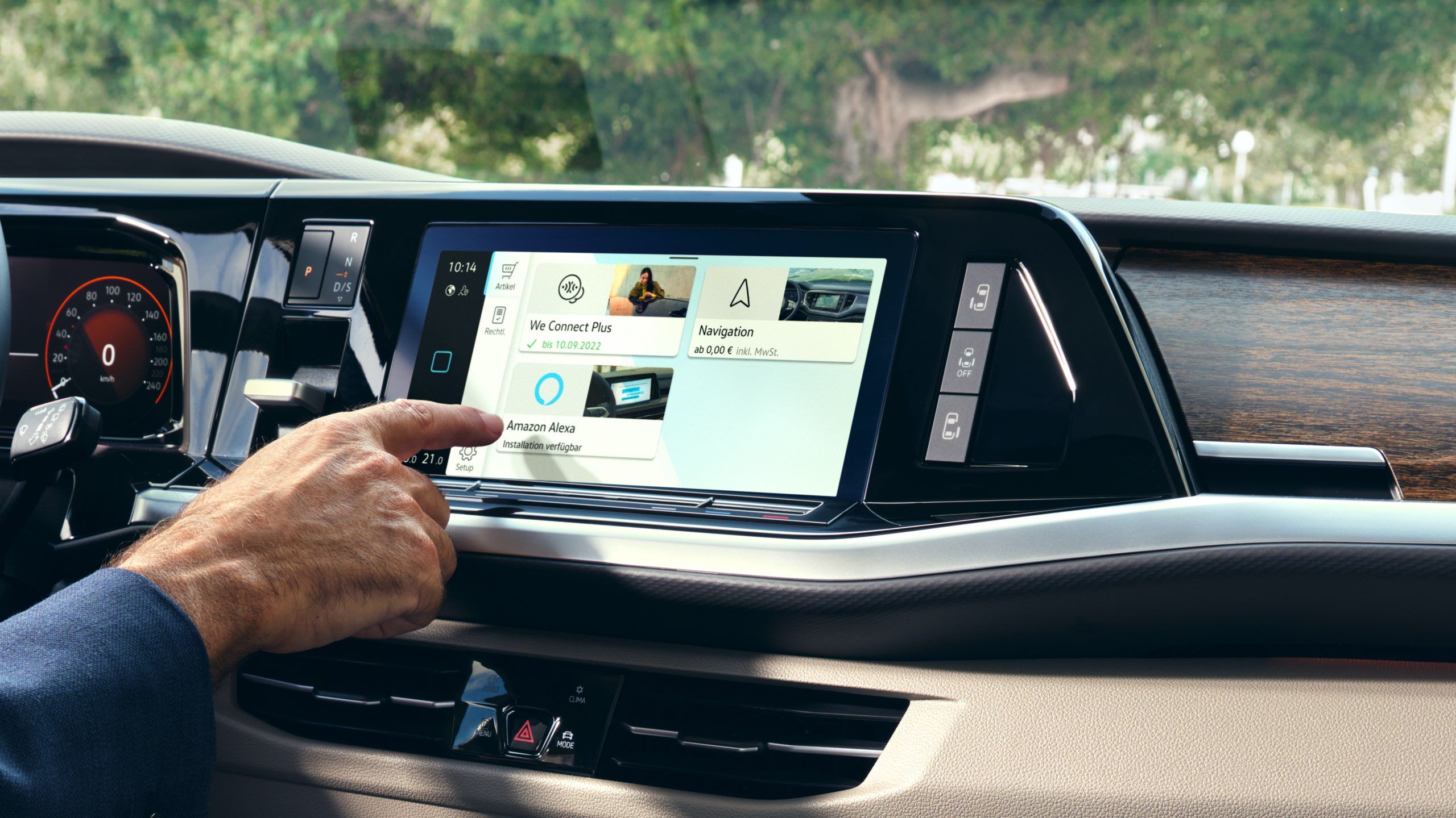 Das Radio des Digital Cockpit im neuen VW Multivan T7 2021 und strecken Ihre Beine in die Luft.