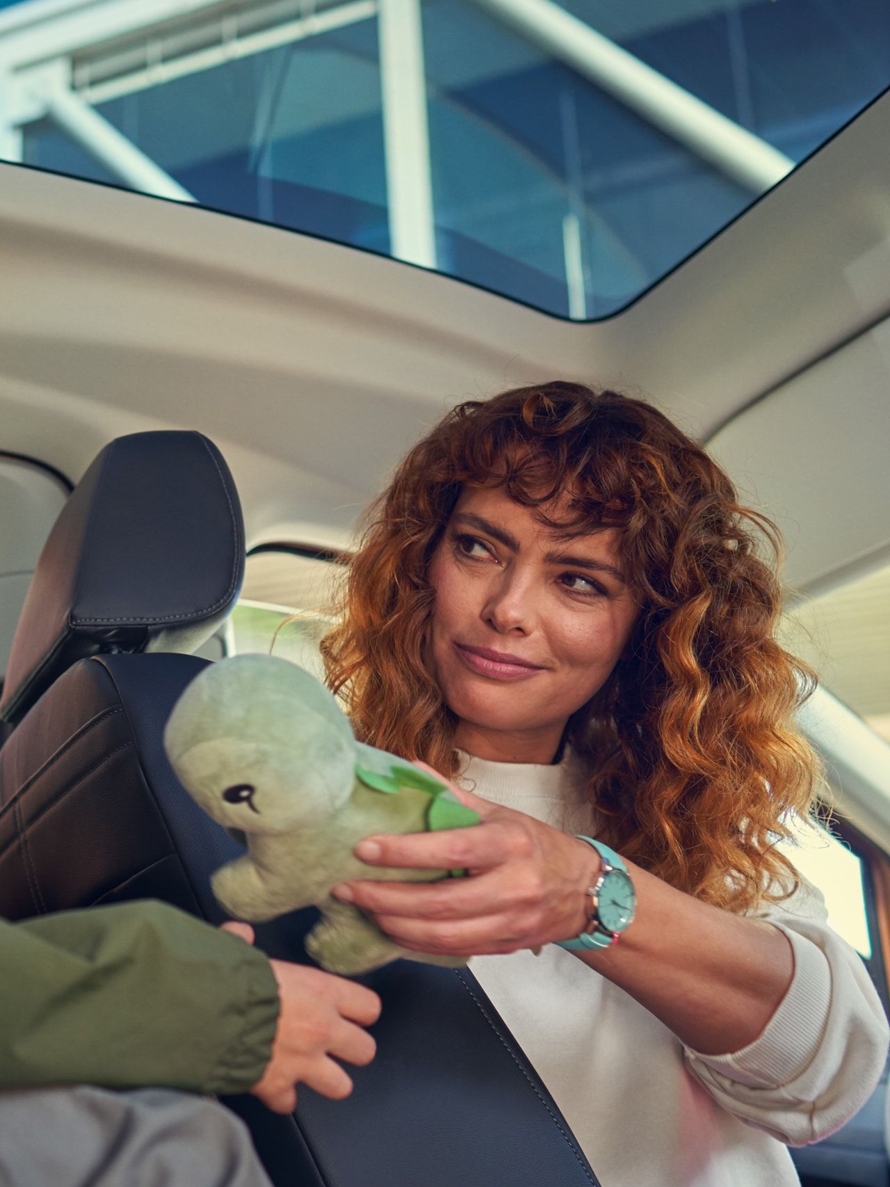 Eine Mutter mit ihrem Sohn im neuen VW Caddy California