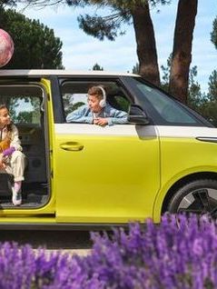 VW ID Buzz oldalról levendulák mögött