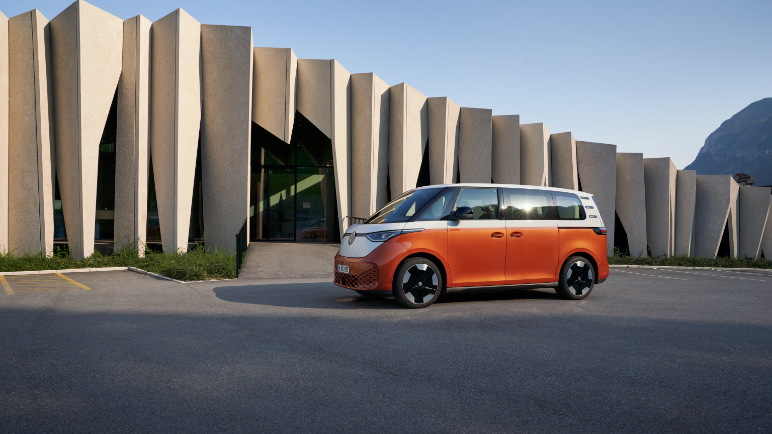 VW ID Buzz épület előtt a napon