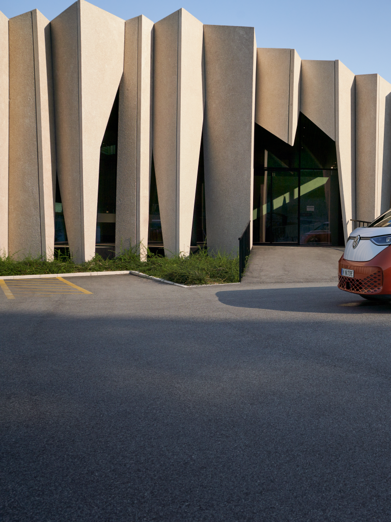 VW ID Buzz épület előtt a napon