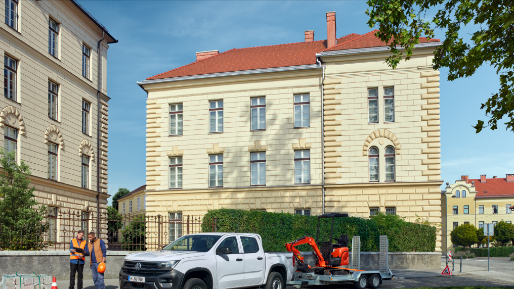 VW Amarok épület előtti építkezés