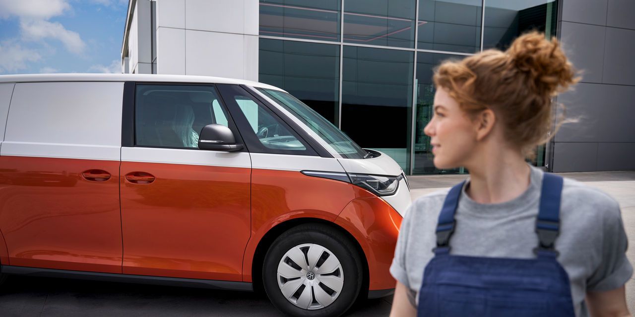 szerelő nő egy ID. Buzz előtt