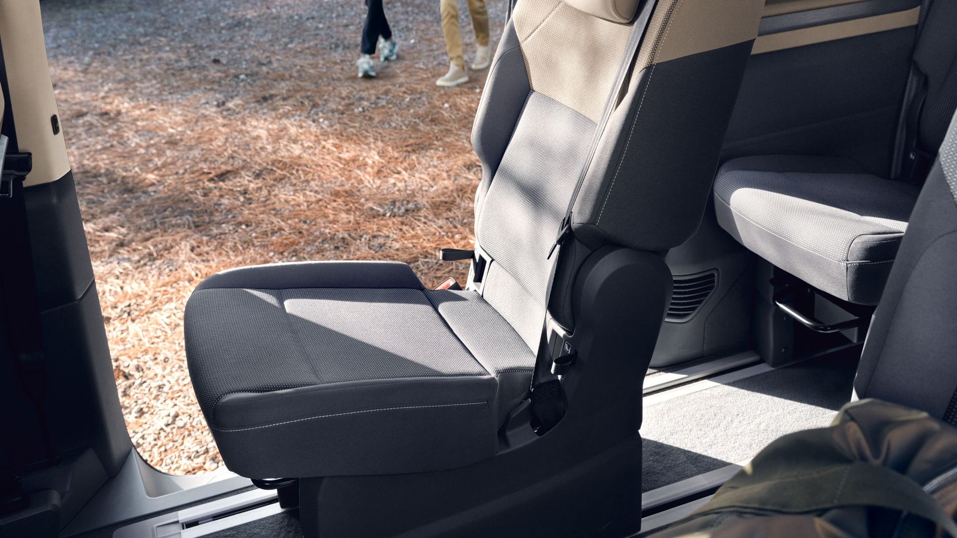 Ein Einzelsitz wird im neuen VW Multivan Life T7 2021 durch die offene Schiebetür von der Sonne angestrahlt.