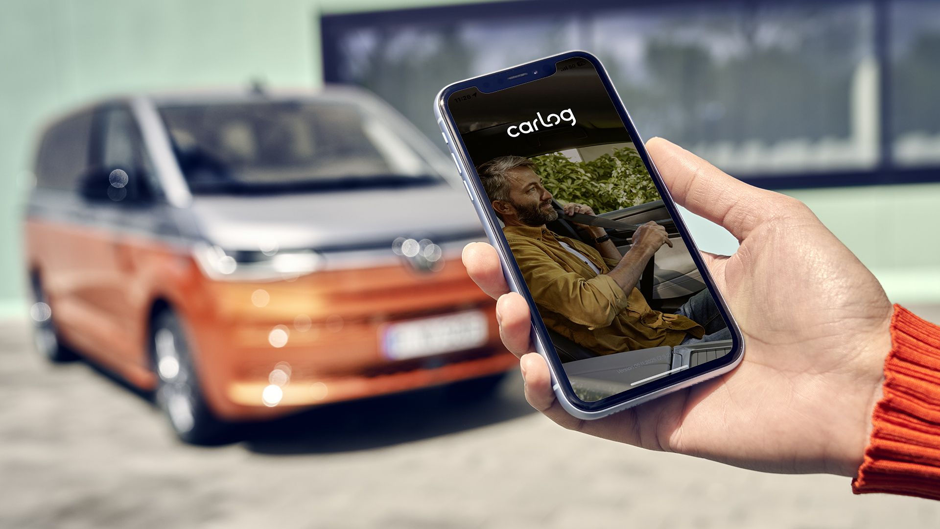 carlog mobiltelefonon, mögött egy multivan