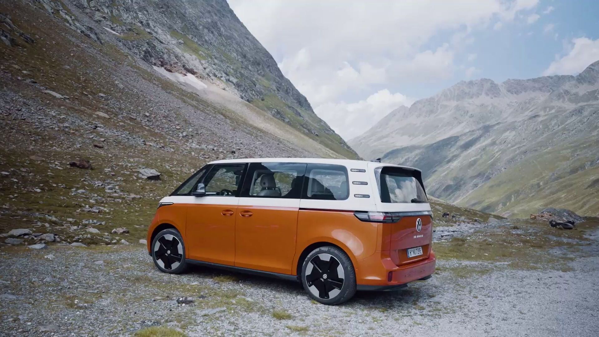 VW ID Buzz hátulról köves táj előtt