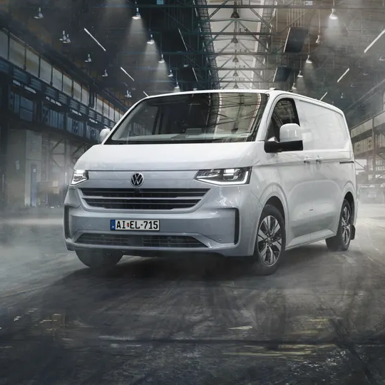 VW Transporter egy nagy garázsban