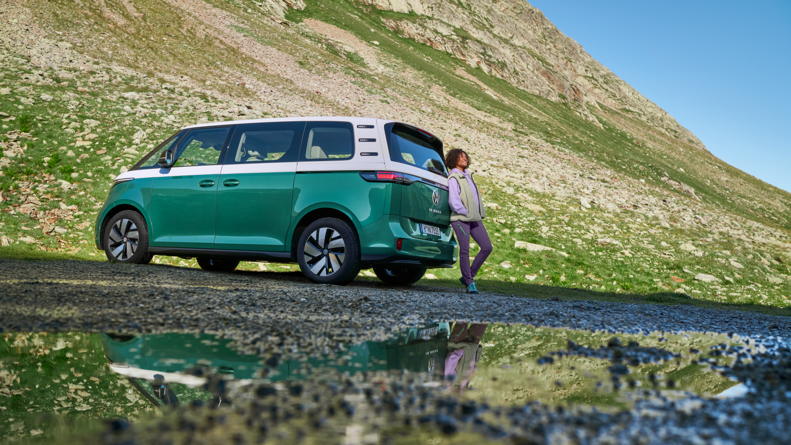 VW ID Buzz pocsolya előtt