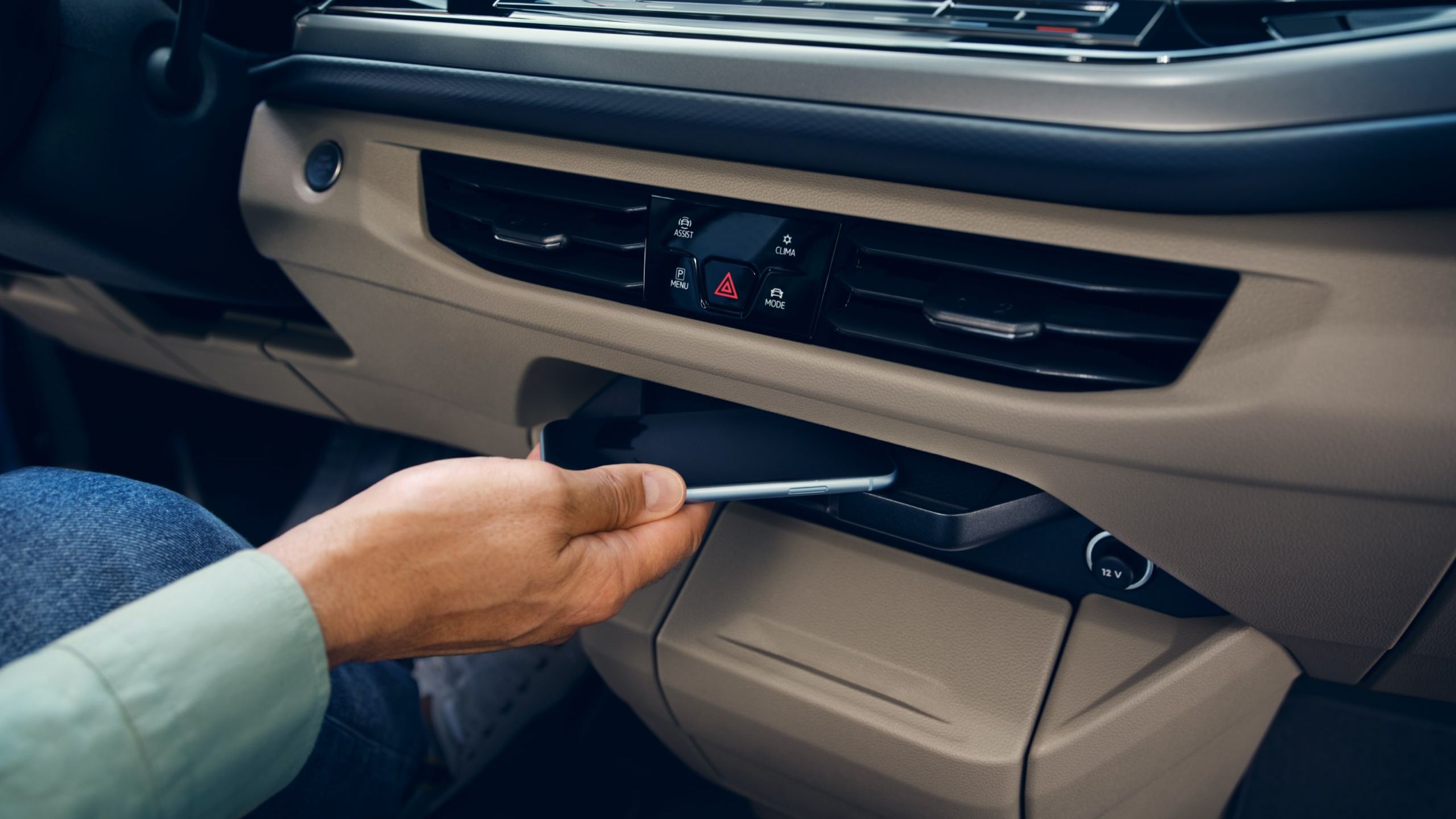 Die Ablagefläche für Smartphones im neuen VW Multivan T7 2021.