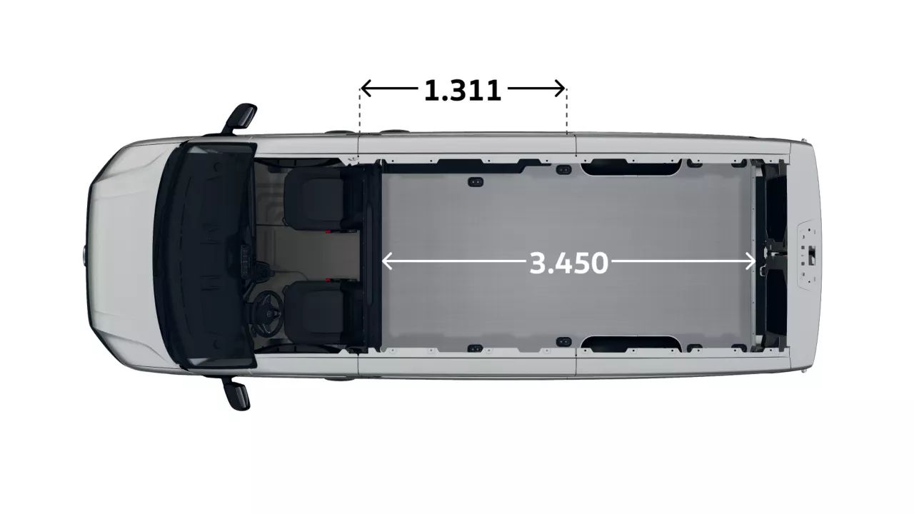 Draufsicht auf einen VW Crafter mit einem leeren Laderaum. Die Abmessungen des Laderaums sind mit einer Länge von 3,450 mm und einer Breite der Schiebetür von 1,311 mm angegeben. Dabei sind die Maße in einem schematischen Bild angegeben.