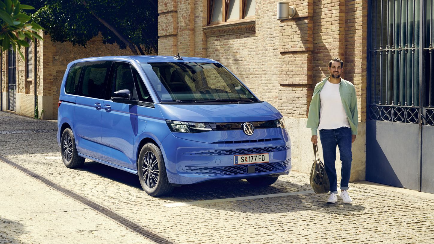 Ein blauer VW Multivan parkt in einer Gasse