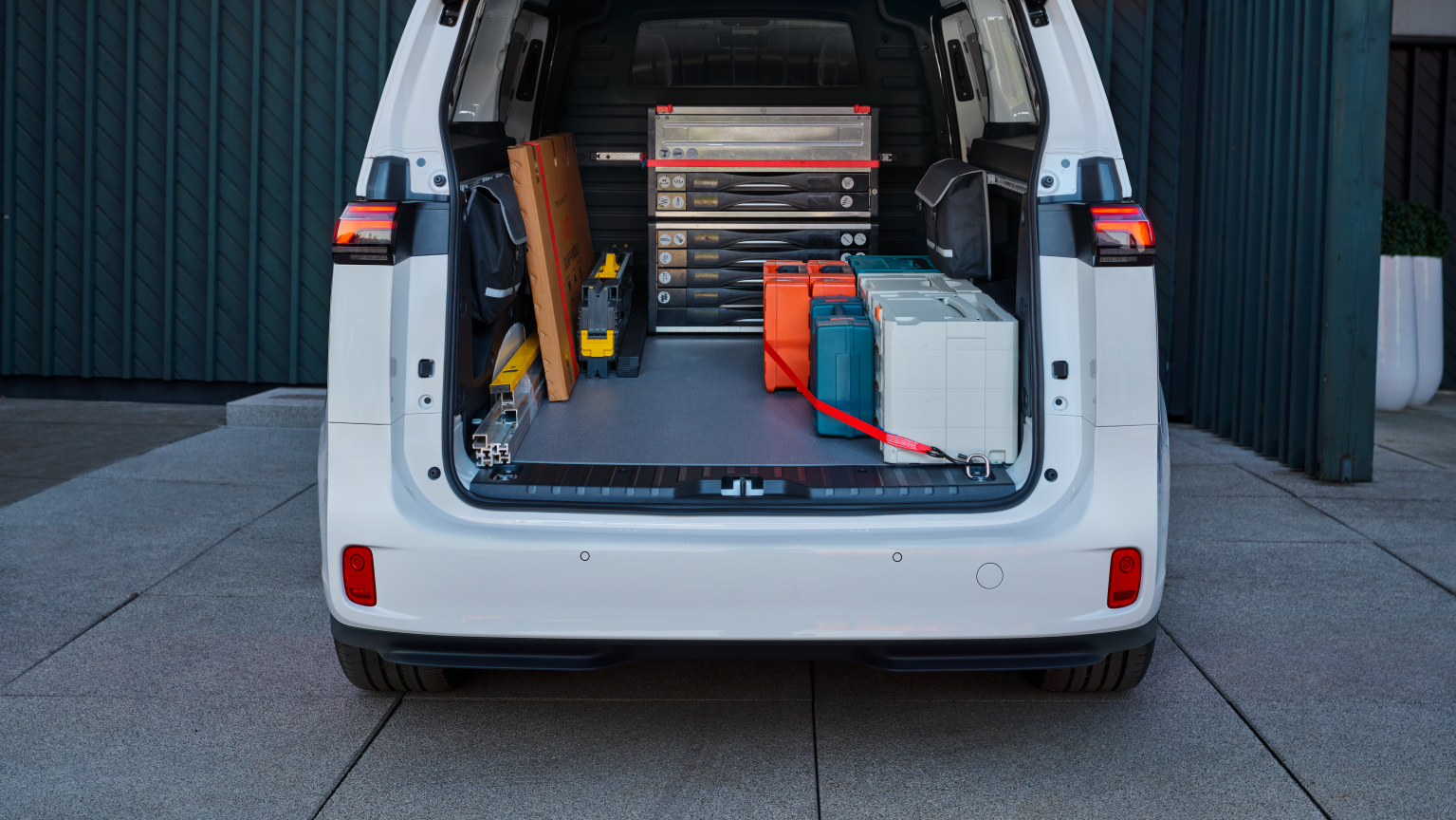 VW ID Buzz Cargo nyitott csomagtartó és hátsólámpák
