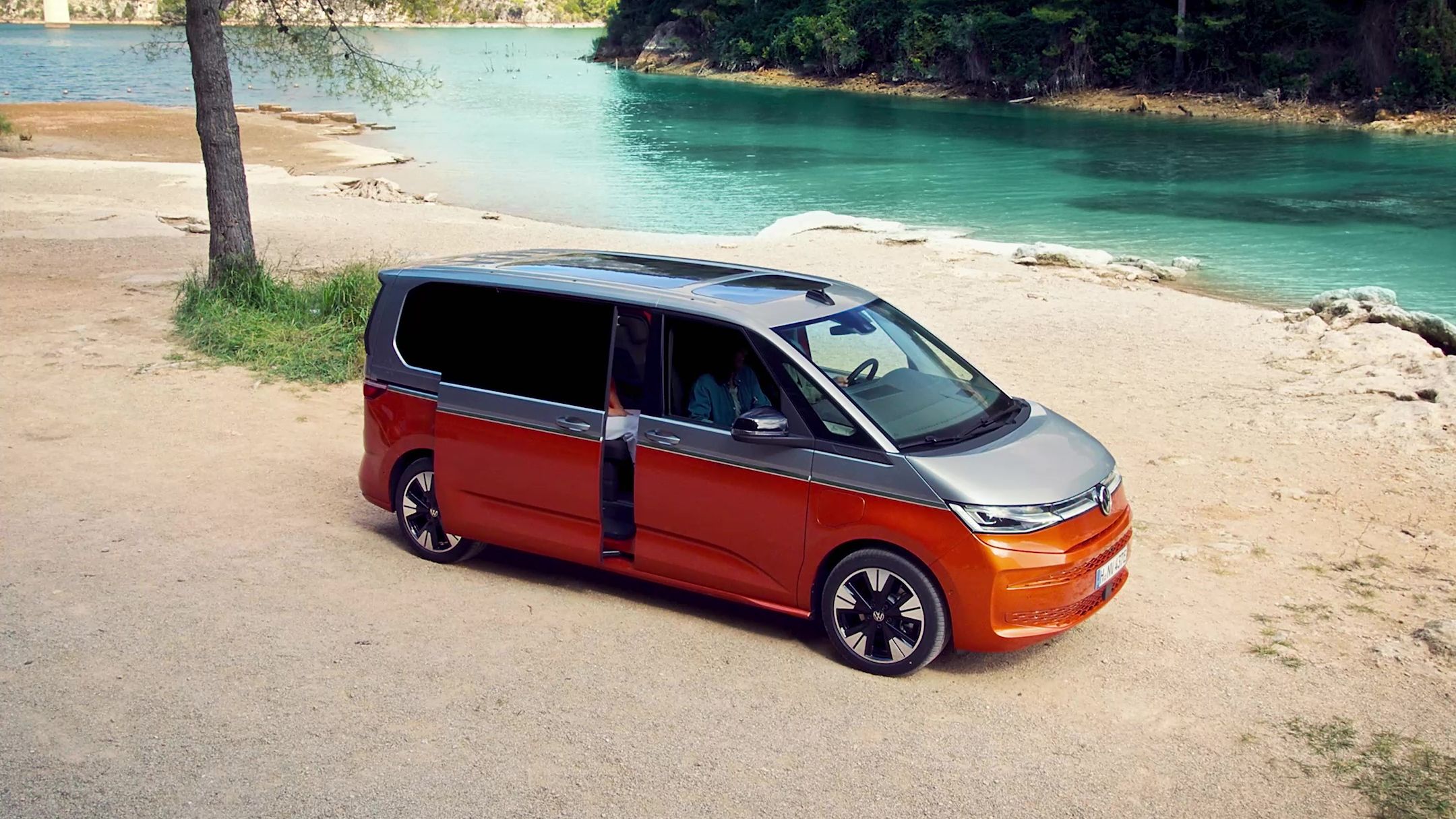 Der neue VW T7 Multivan steht vor See.