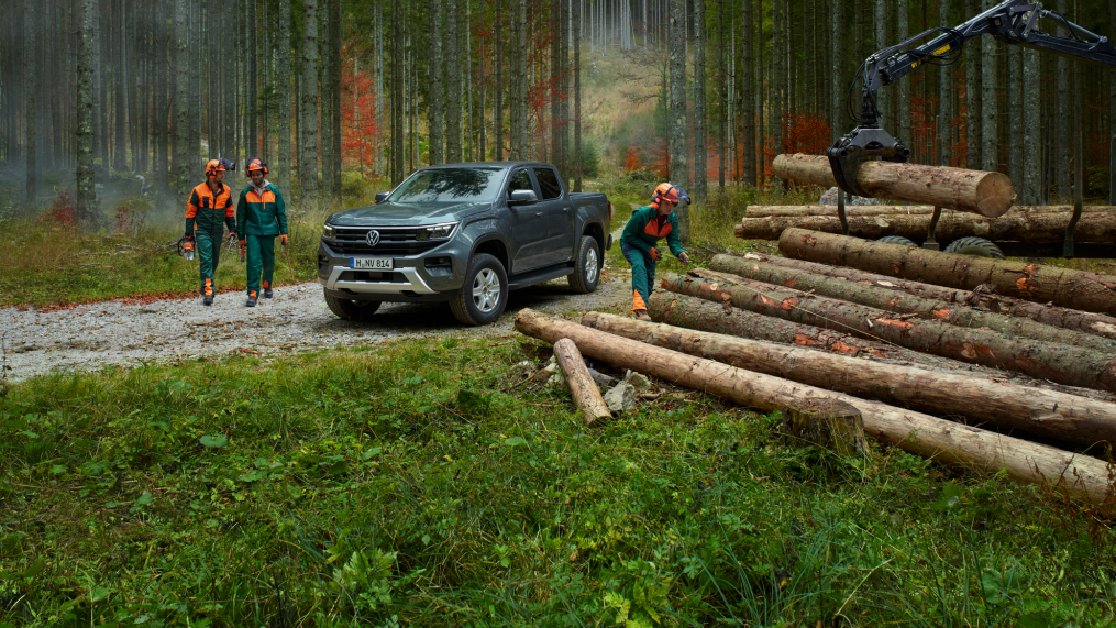 VW Amarok az erdőben munkásokkal