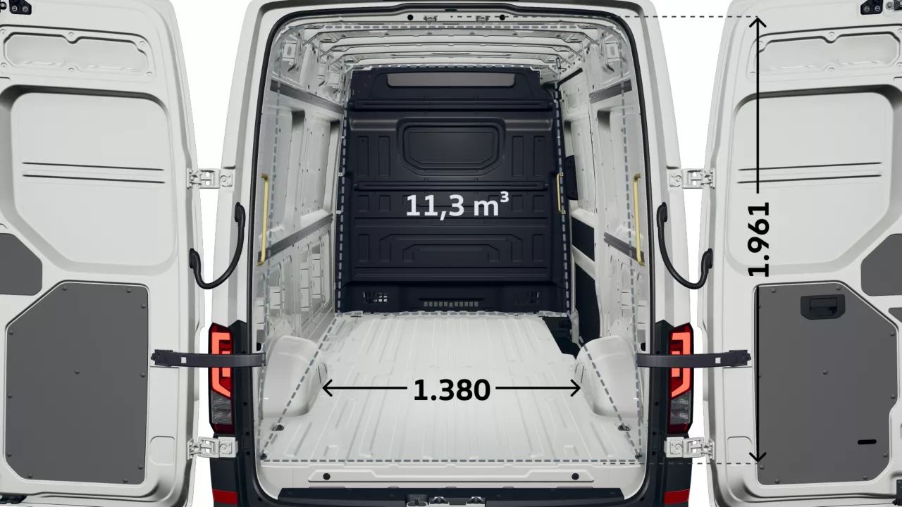 weißer VW Crafter mit Hochdach, geöffneten Hecktüren  und Maßen: Volumen 11,3 m³ Innenraum Breite 1.380 mm Höhe 1.961 mm