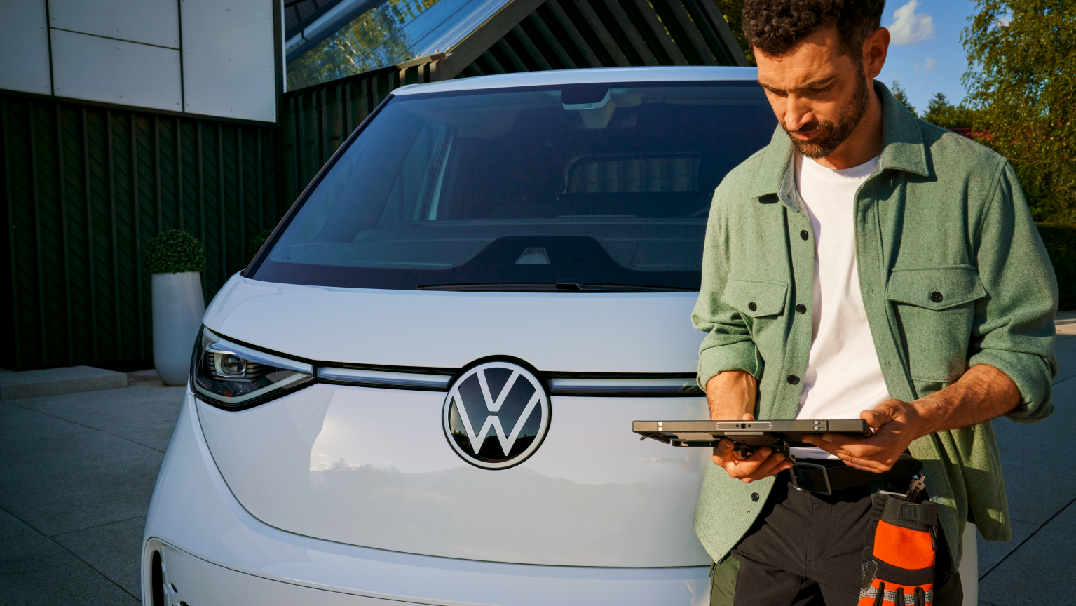 VW ID Buzz Cargo előtt állnak