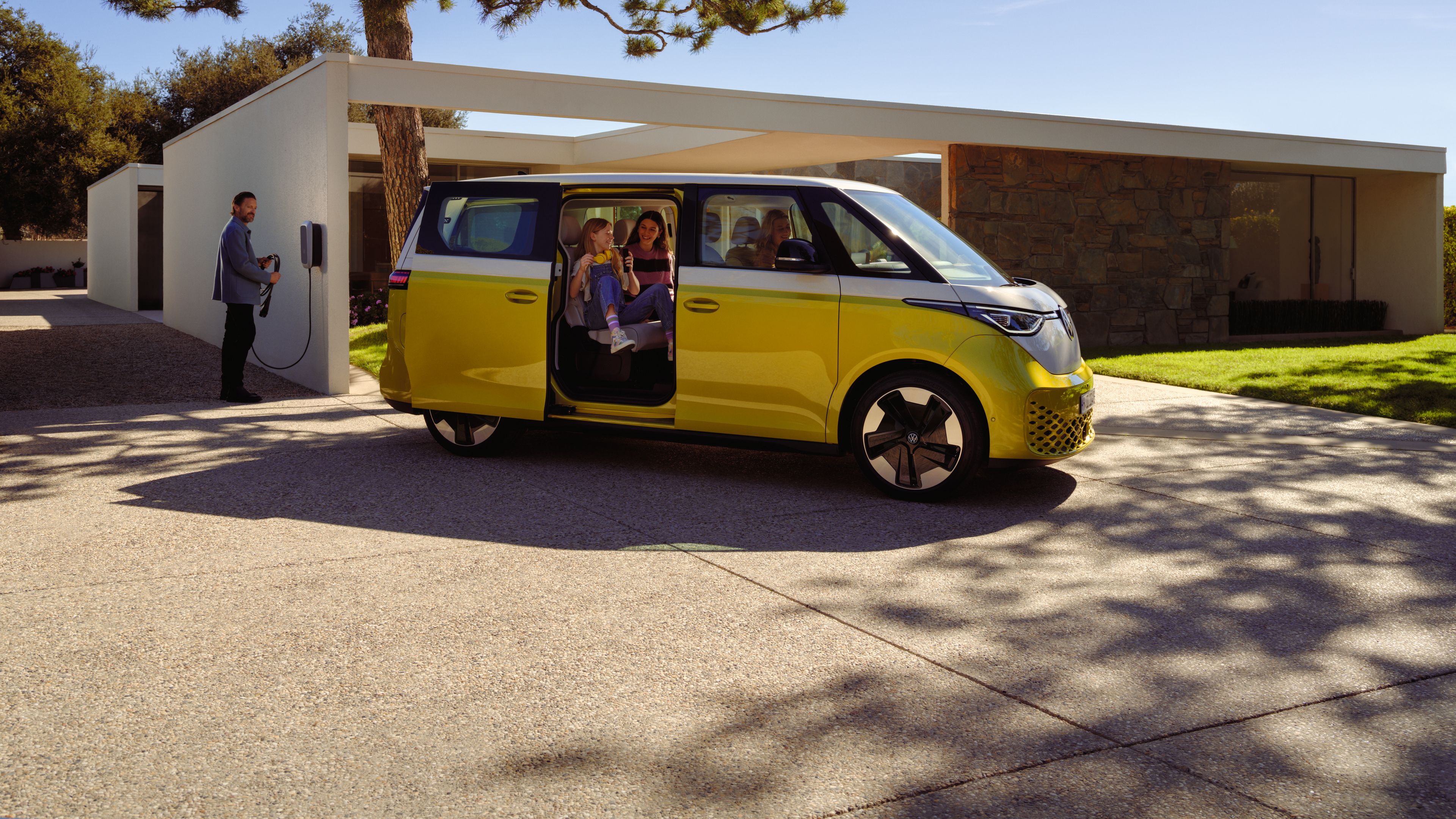 VW ID Buzz Cargo a ház előtt