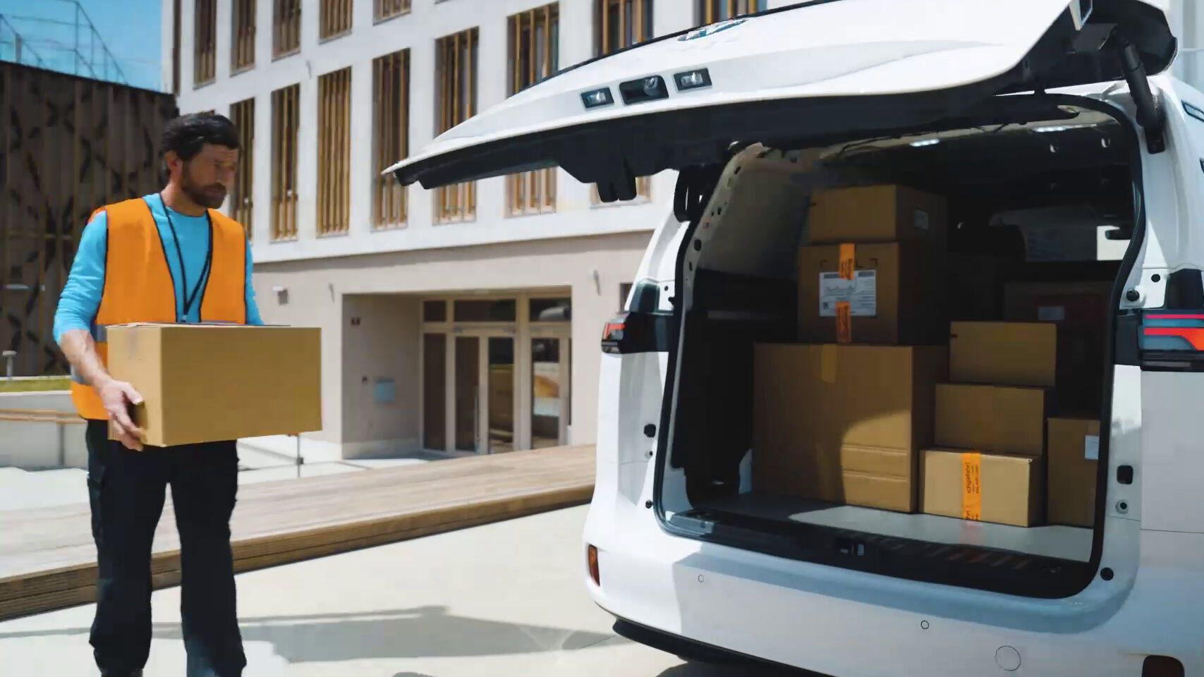 VW ID Buzz Cargo csomagrakodás épület előtt