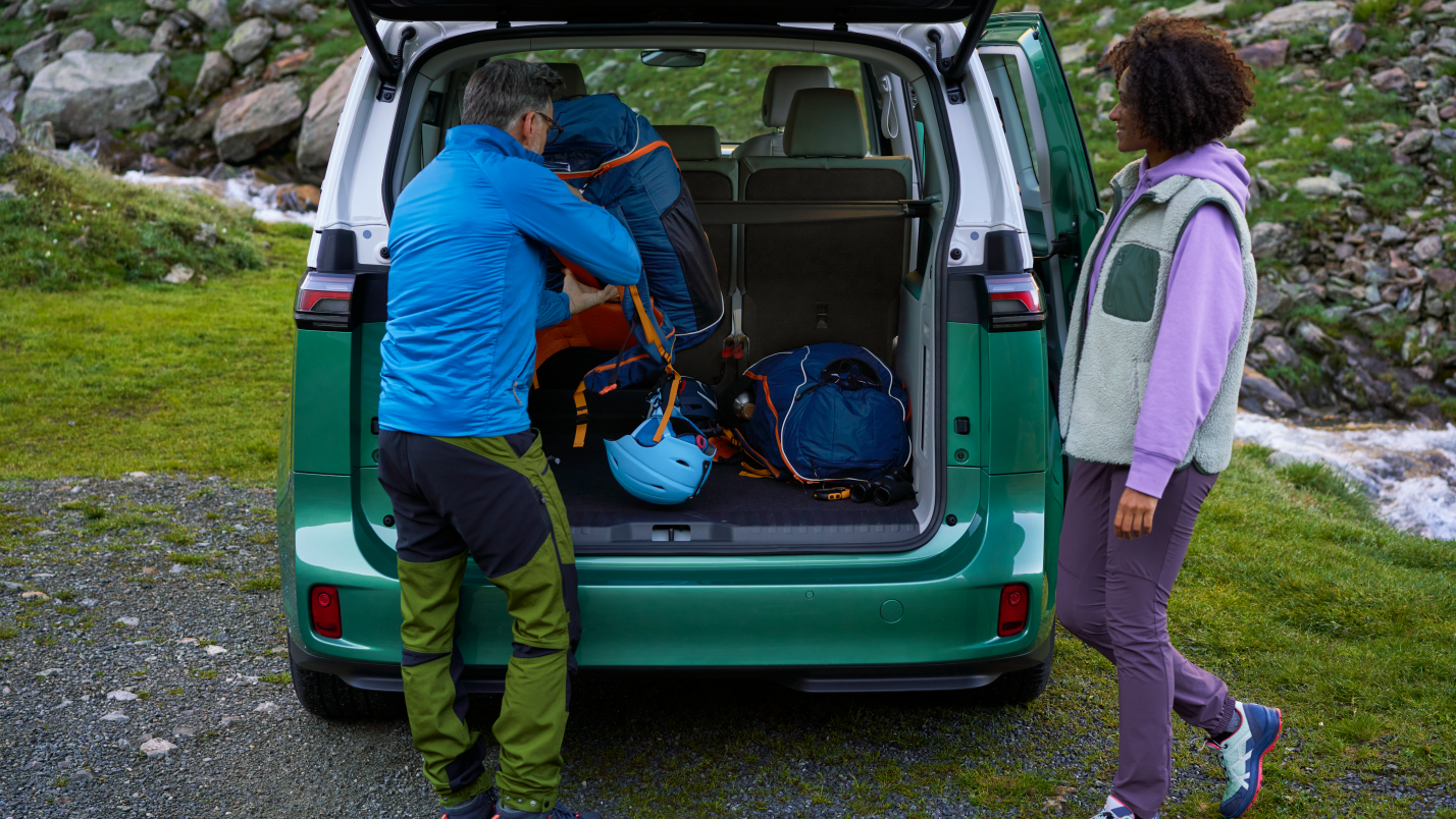 VW ID Buzz csomagtartóba pakoló pár