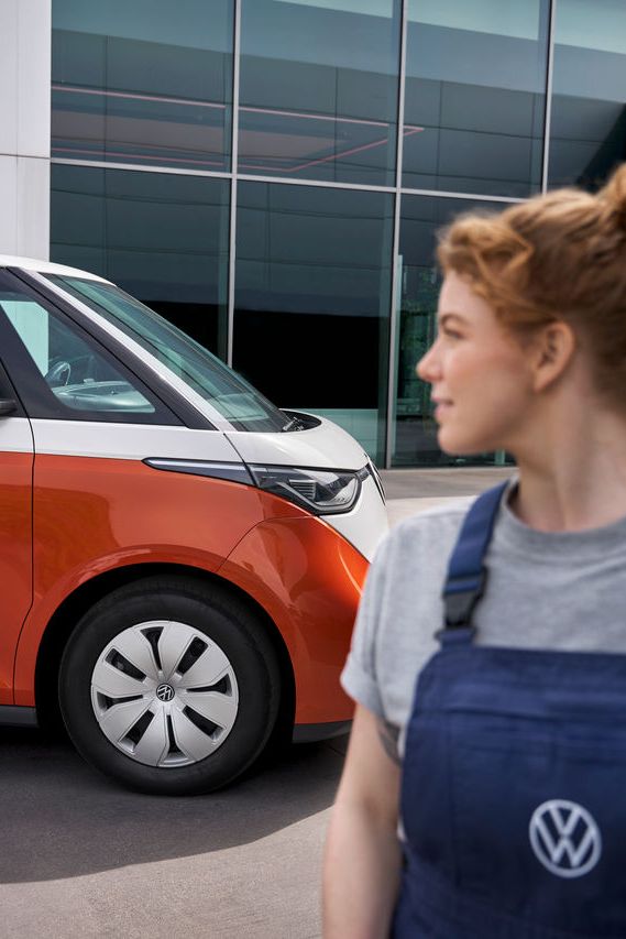 szerelő nő egy ID. Buzz előtt