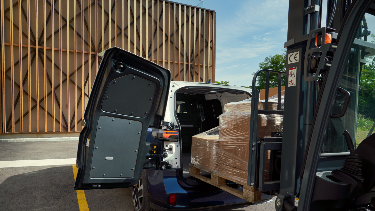 VW ID Cargo Buzz csomagok bepakolása