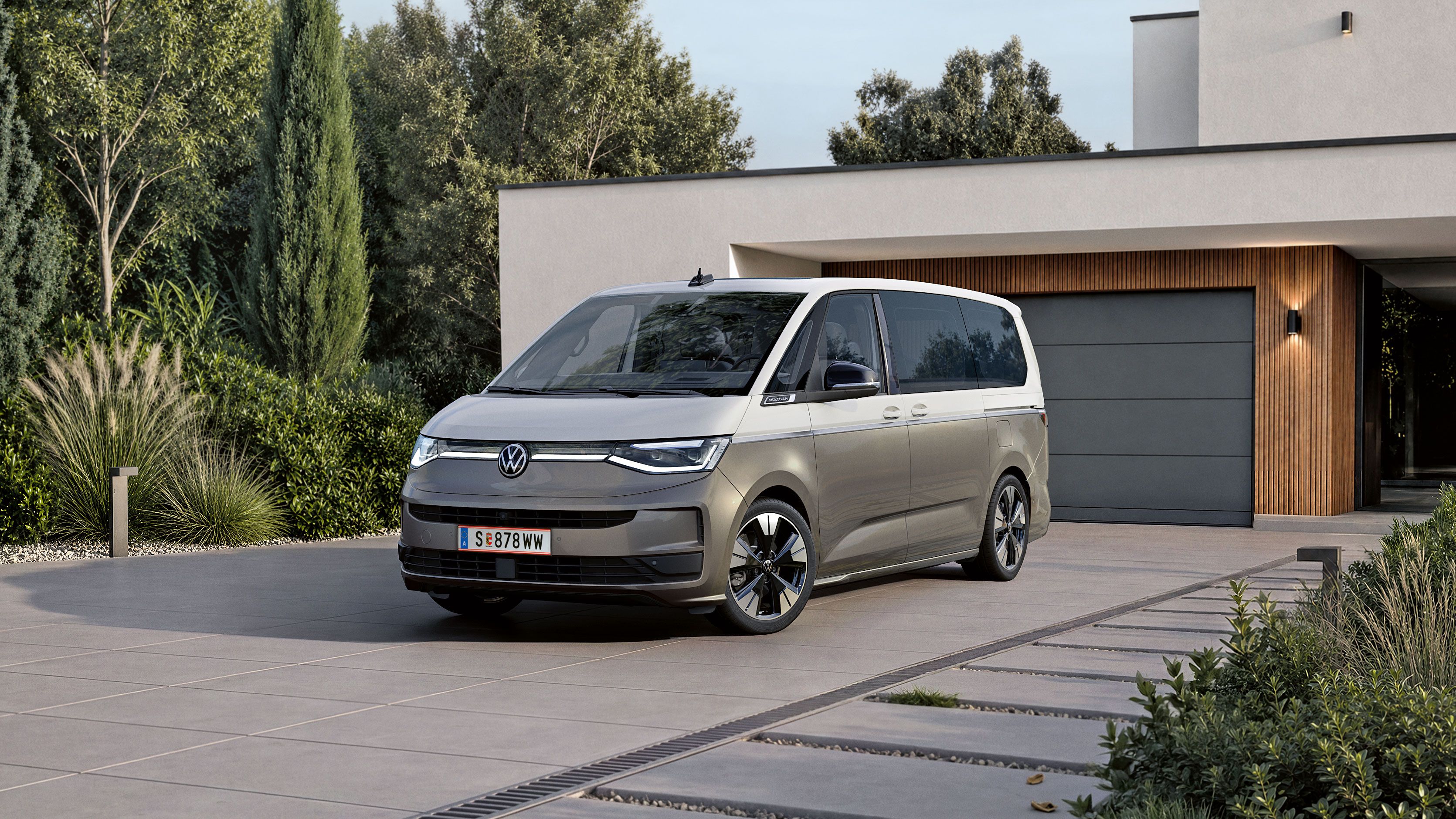 Az új VW Multivan 2026 a kocsifelhajtóban parkol.