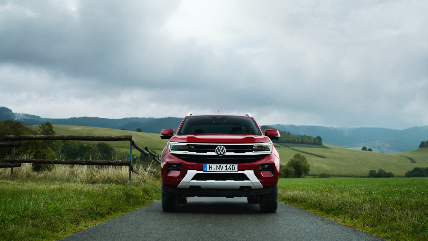 VW Amarok piros szemből mezőn