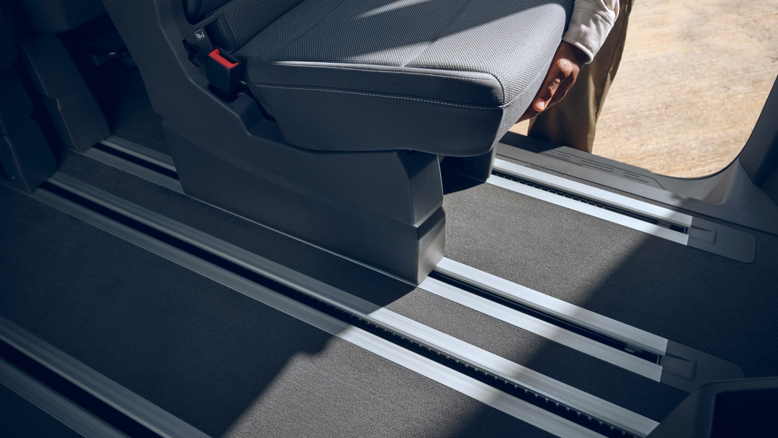 Das Schienensystem für die Einzelsitze im neuen VW Multivan T7 2021.