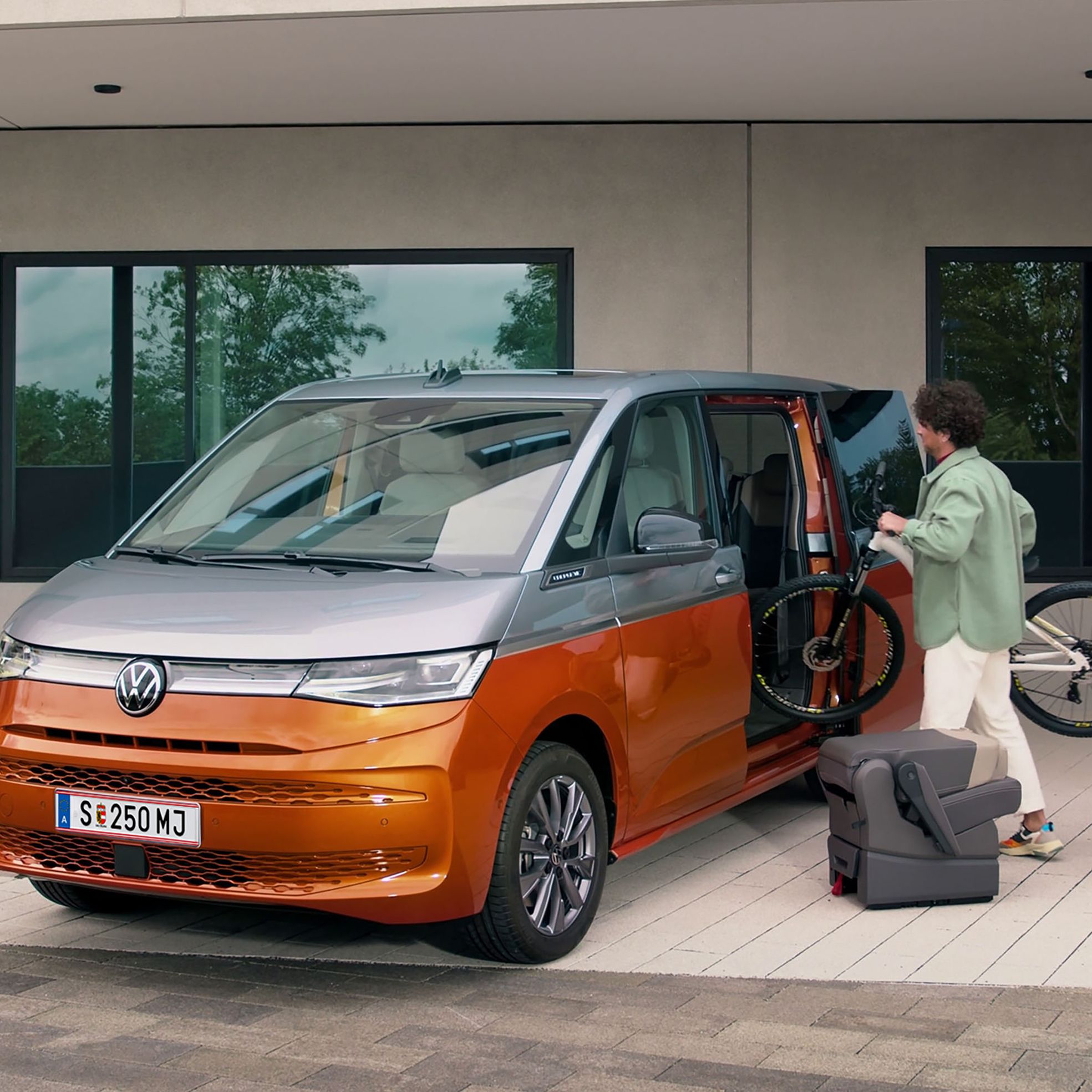 Ausbau VW Multivan Einzelsitz, schafft Platz für Einladung von Fahrrad