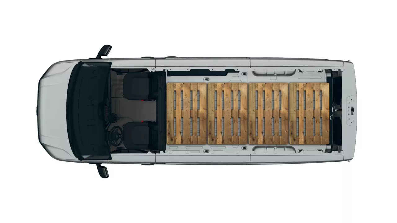 VW Crafter von oben mit offenen Dach damit man die Ladefläche sehen kann. Dort haben vier Paletten hintereinander platz.