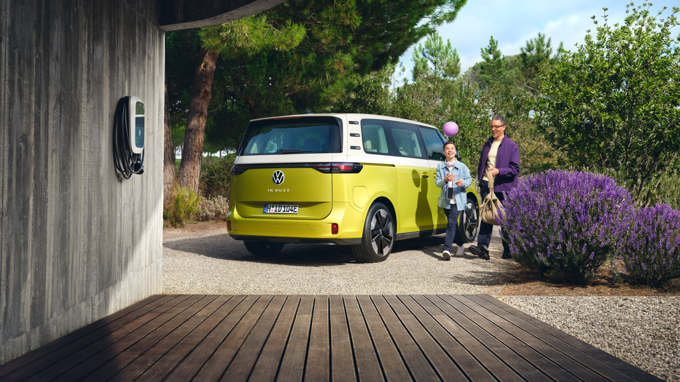 VW ID Buzz ház mellett