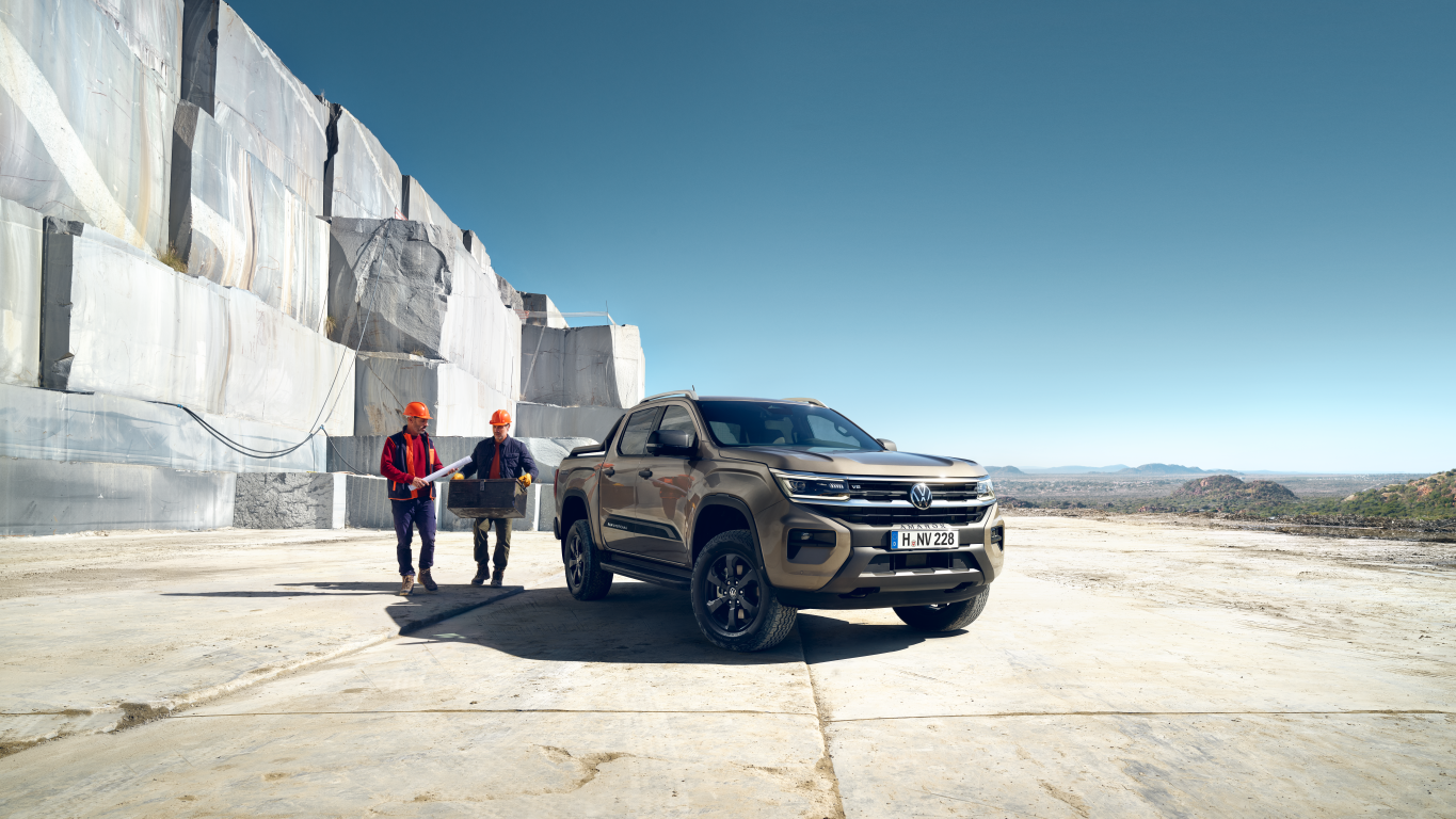 VW Amarok kőfal előtt