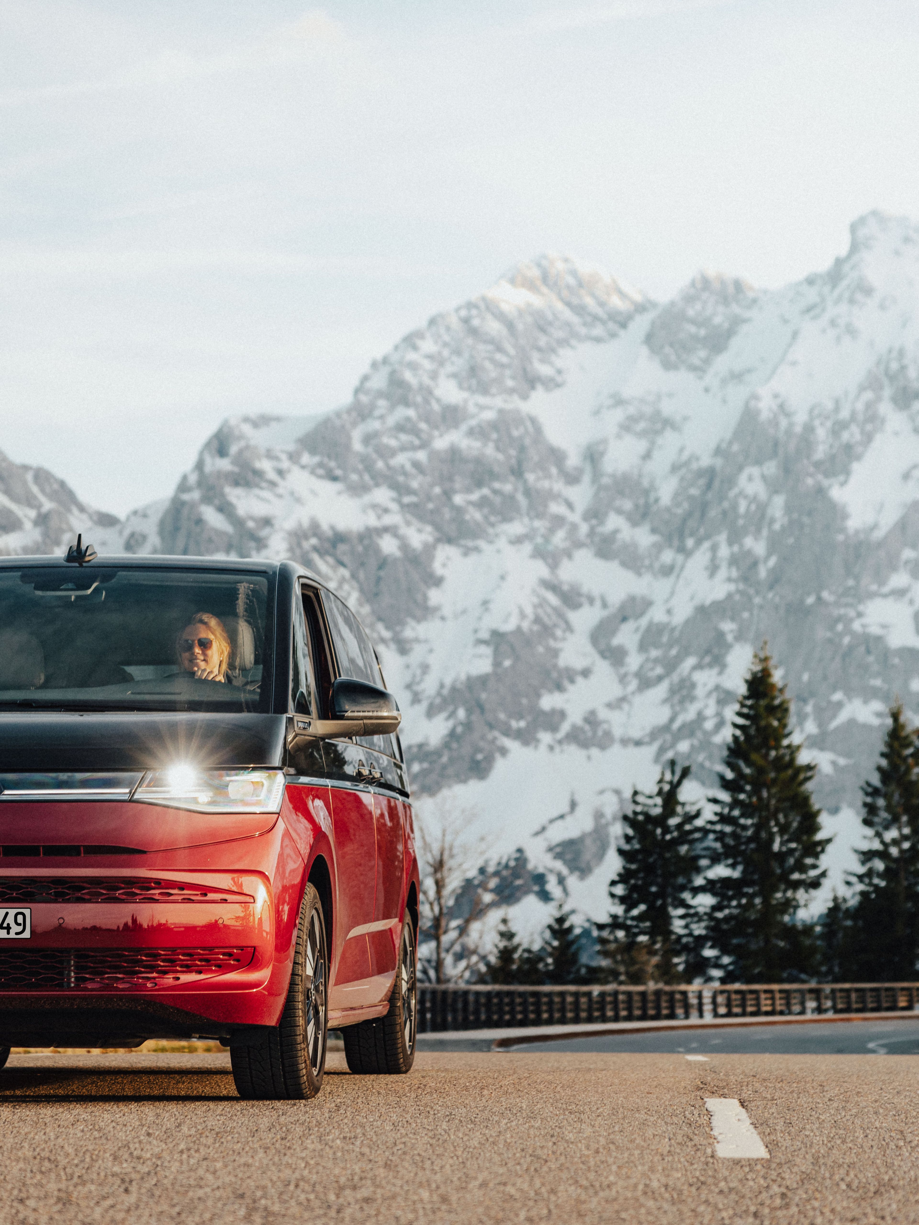 VW Multivan havas hegyek előtt