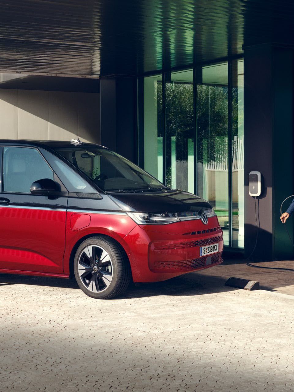 Drei Personen stehen neben dem neuen VW Multivan Style T7 2021.