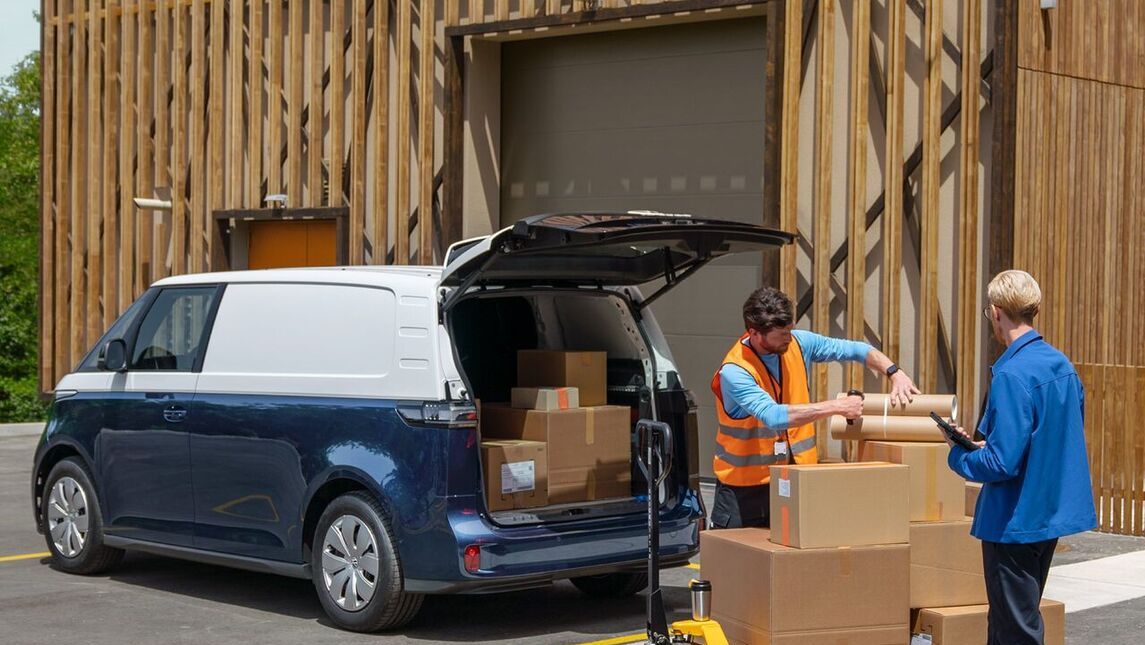 VW ID Buzz Cargo nyitott csomagtartóval ház előtt