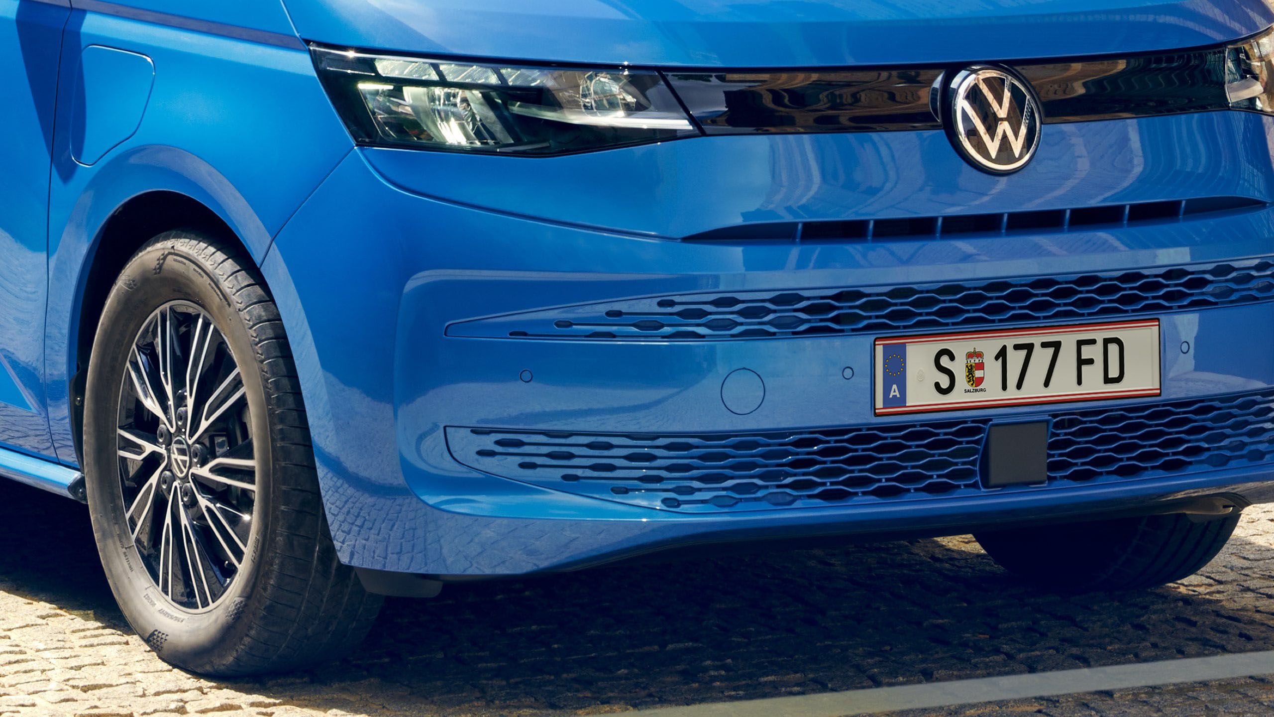 Az új VW Multivan T7 2021 LED-es fényszórói.