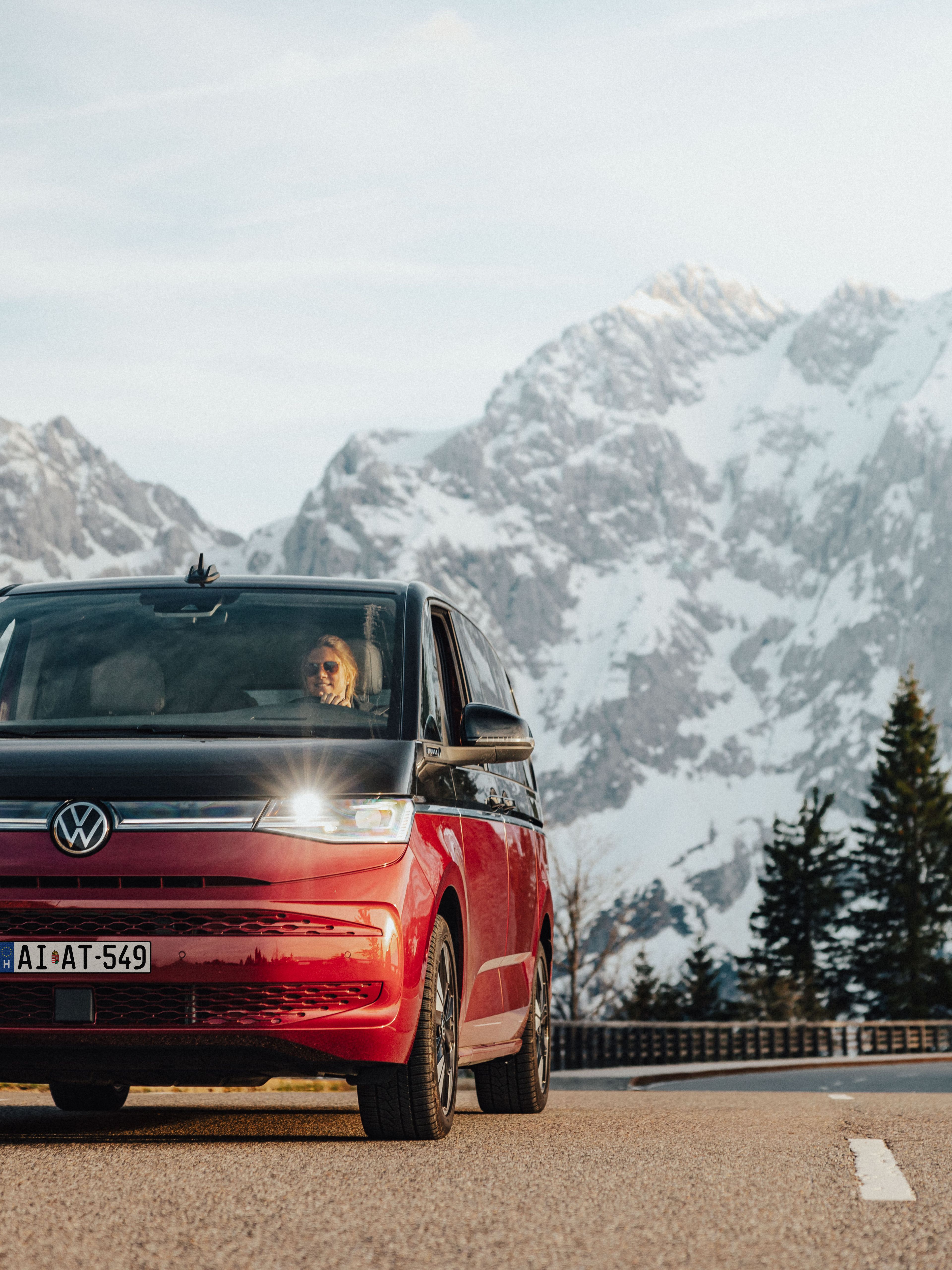 VW Multivan havas hegyek előtt