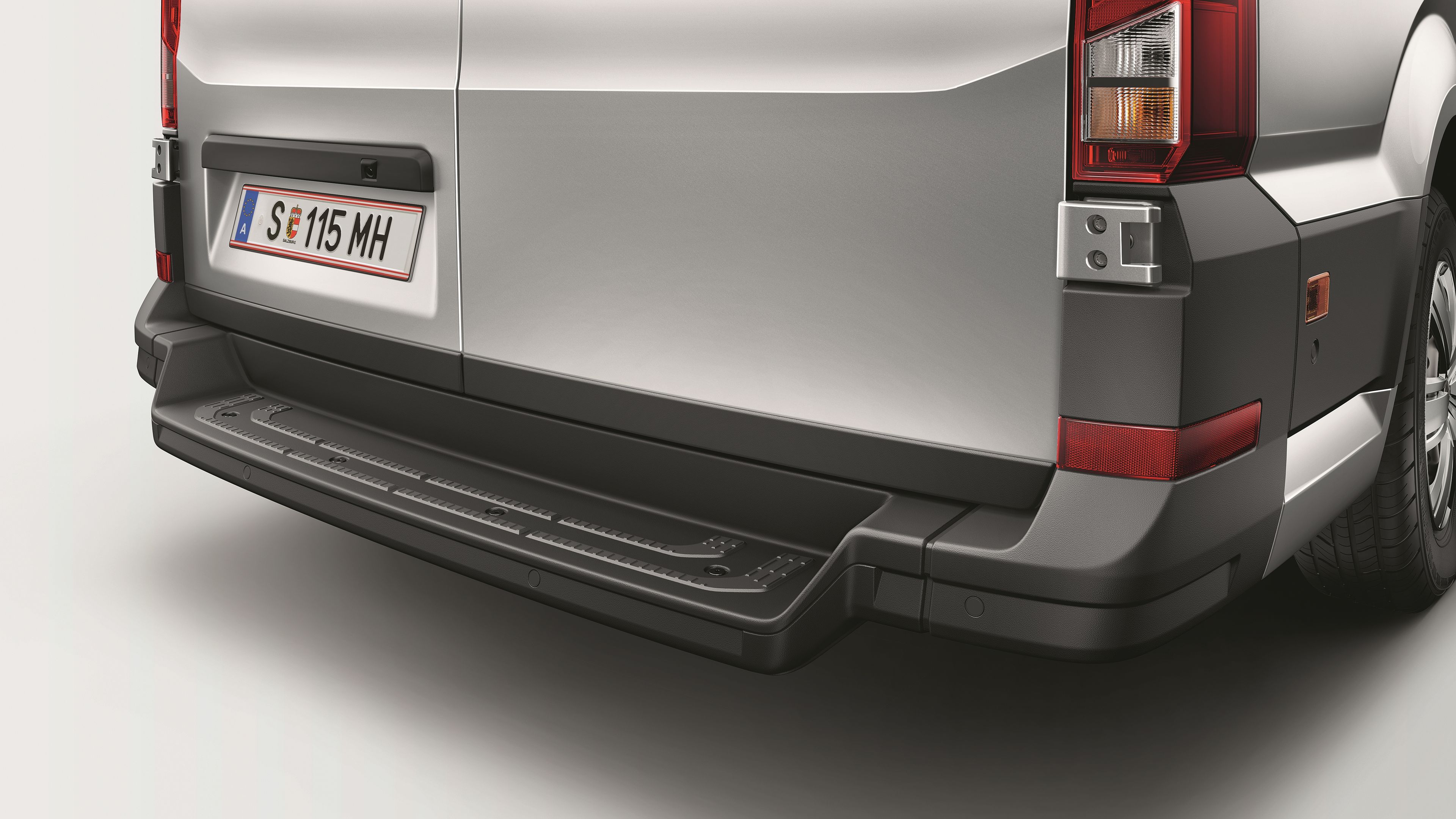 VW Crafter széles fellépő a lökhárítón