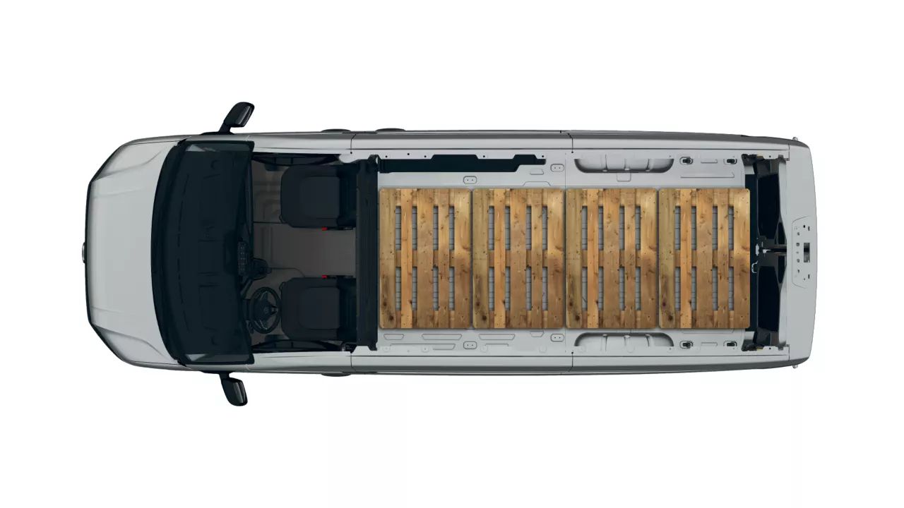 VW Crafter von oben mit offenen Dach damit man die Ladefläche sehen kann. Dort haben vier Paletten hintereinander platz.