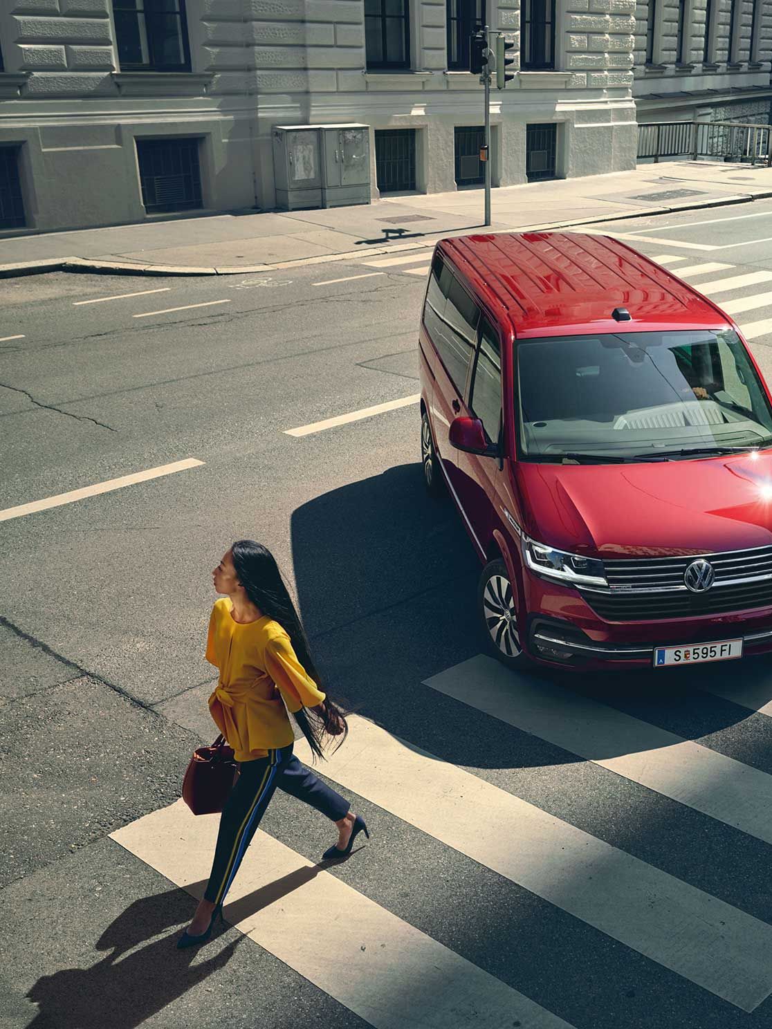 VW Multivan 6.1 a zebrán halad át