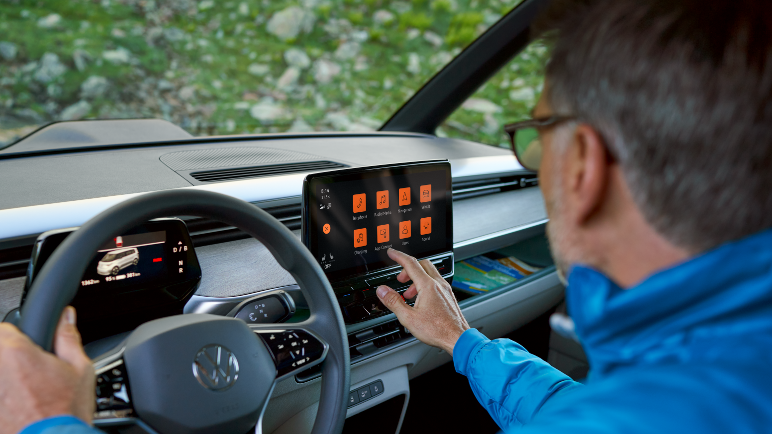 VW ID Buzz műszerfalát férfi kezeli