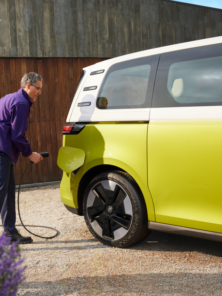 VW ID Buzz töltése a levendulabokornál