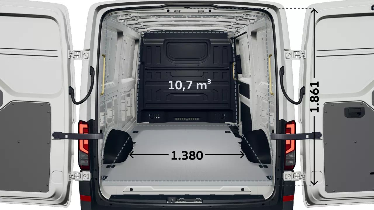 Ein leerer VW Crafter mit offenen Hecktüren. Volumenangaben sind auf dem Bild zu sehen: 10,7 m³ im Innenraum, 1,861 mm Höhe und 1,380 mm Breite.